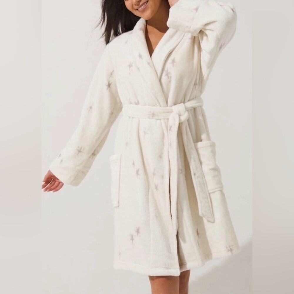 Soma plush robe short cream with star print nwot. 
Size s/m
